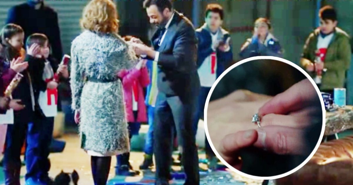 Kara Sevda, sorprese in arrivo il 7/11: Ayhan sorprende Leyla con una proposta di matrimonio che potrebbe cambiare tutto! Resta sintonizzato per i dettagli emozionanti.