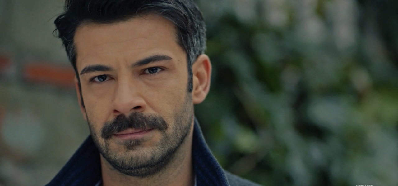 Endless Love, martedì 3 dicembre 2024: Tarik rivela un segreto sconvolgente, ammettendo di aver assassinato Ozan. Un episodio ricco di tensione e colpi di scena.