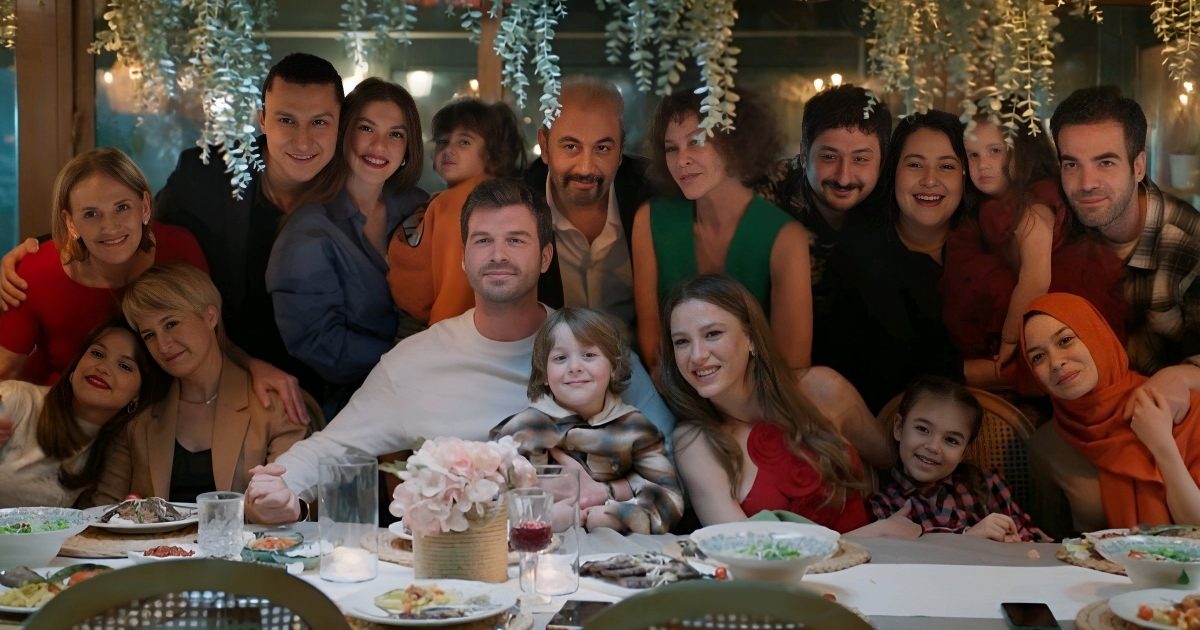The Family, finale sorprendente: Devin accoglie Cihan nel mondo, mentre Asuman sceglie di unire la sua vita a Turgut. Una conclusione ricca di emozioni e nuovi inizi.
