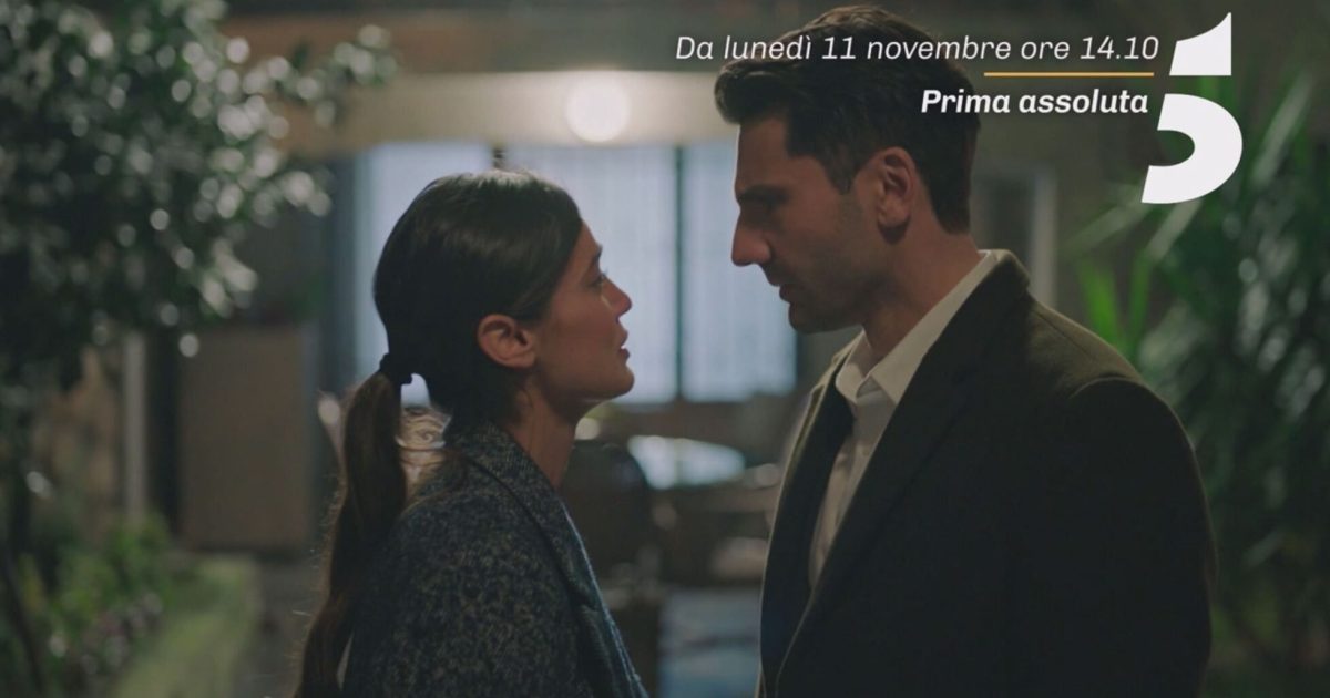 Segreti di famiglia cambia orario il 28 novembre, con un rinvio di dieci minuti rispetto alla programmazione originale.