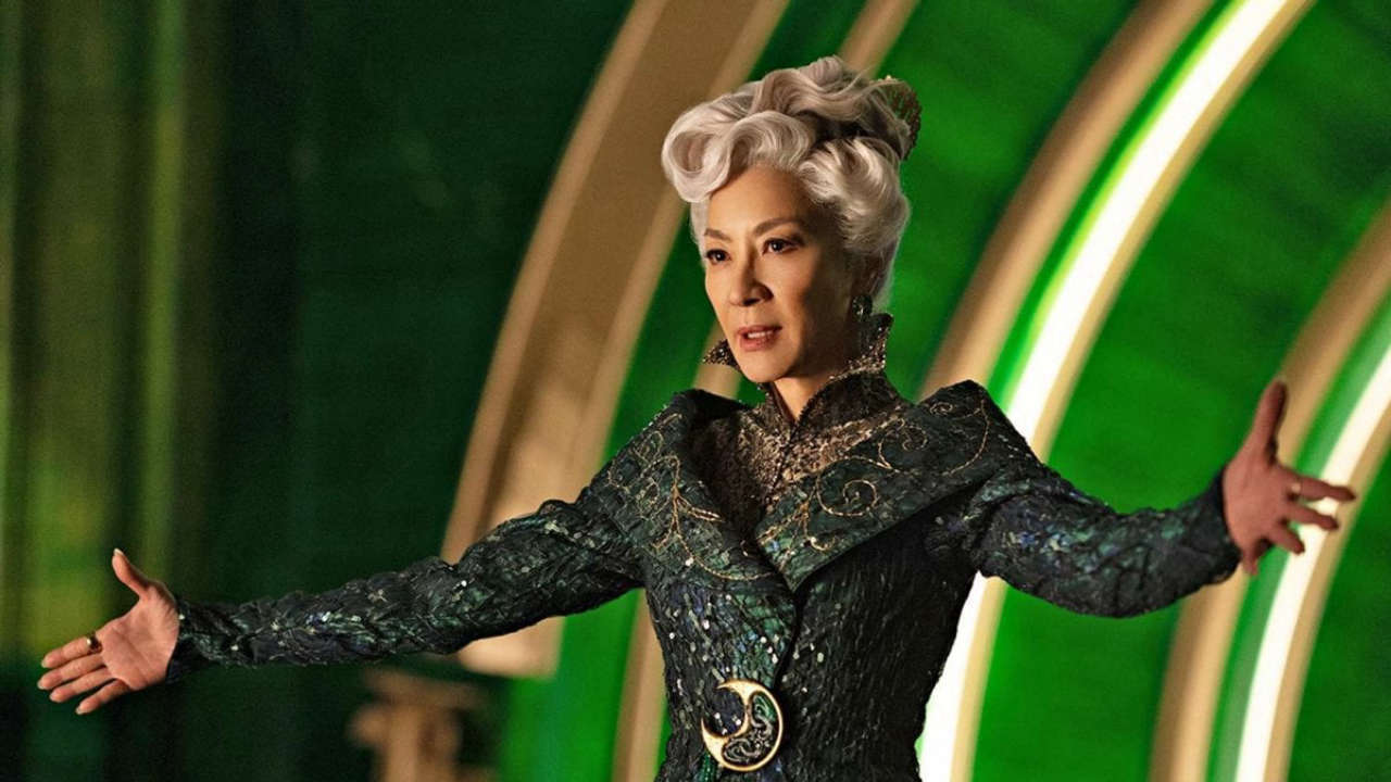 Michelle Yeoh esorta il mondo del cinema a offrire maggiori opportunità e ad assumere rischi.