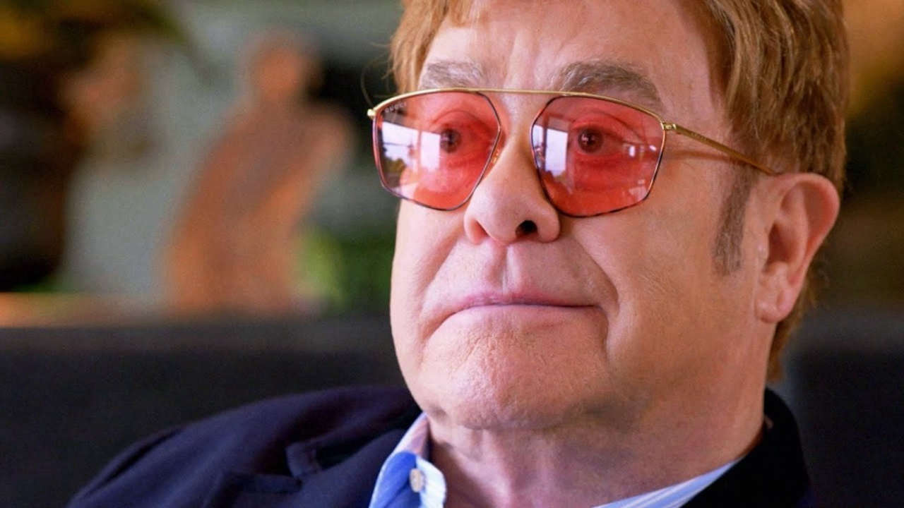 Elton John sostiene che la legalizzazione della marijuana rappresenti uno dei più grandi errori di tutti i tempi