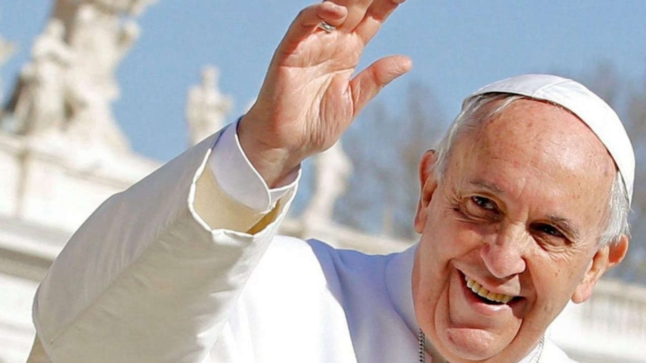 Papa Francesco, Lucky Red realizzerà il film ispirato alla sua autobiografia.