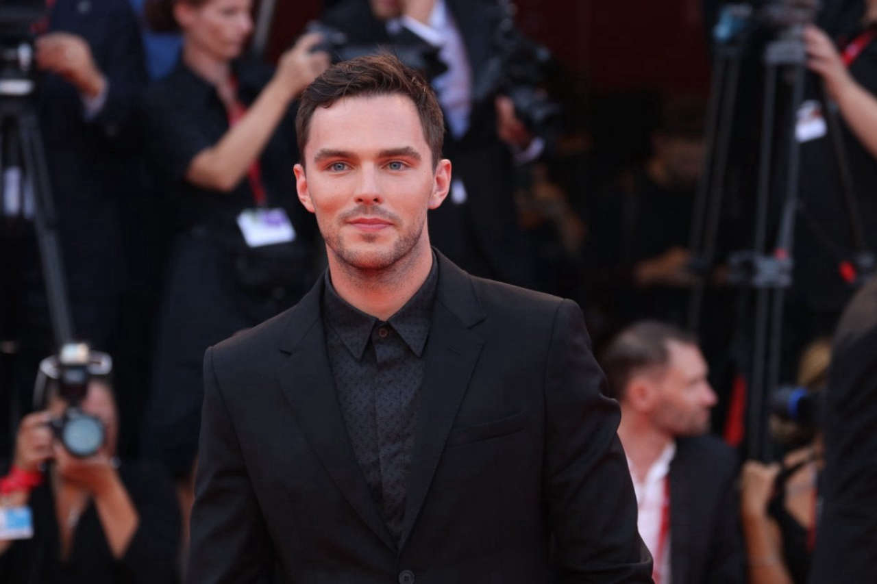 Nosferatu, Nicholas Hoult si è spaventato durante la proiezione con un salto incredibile.