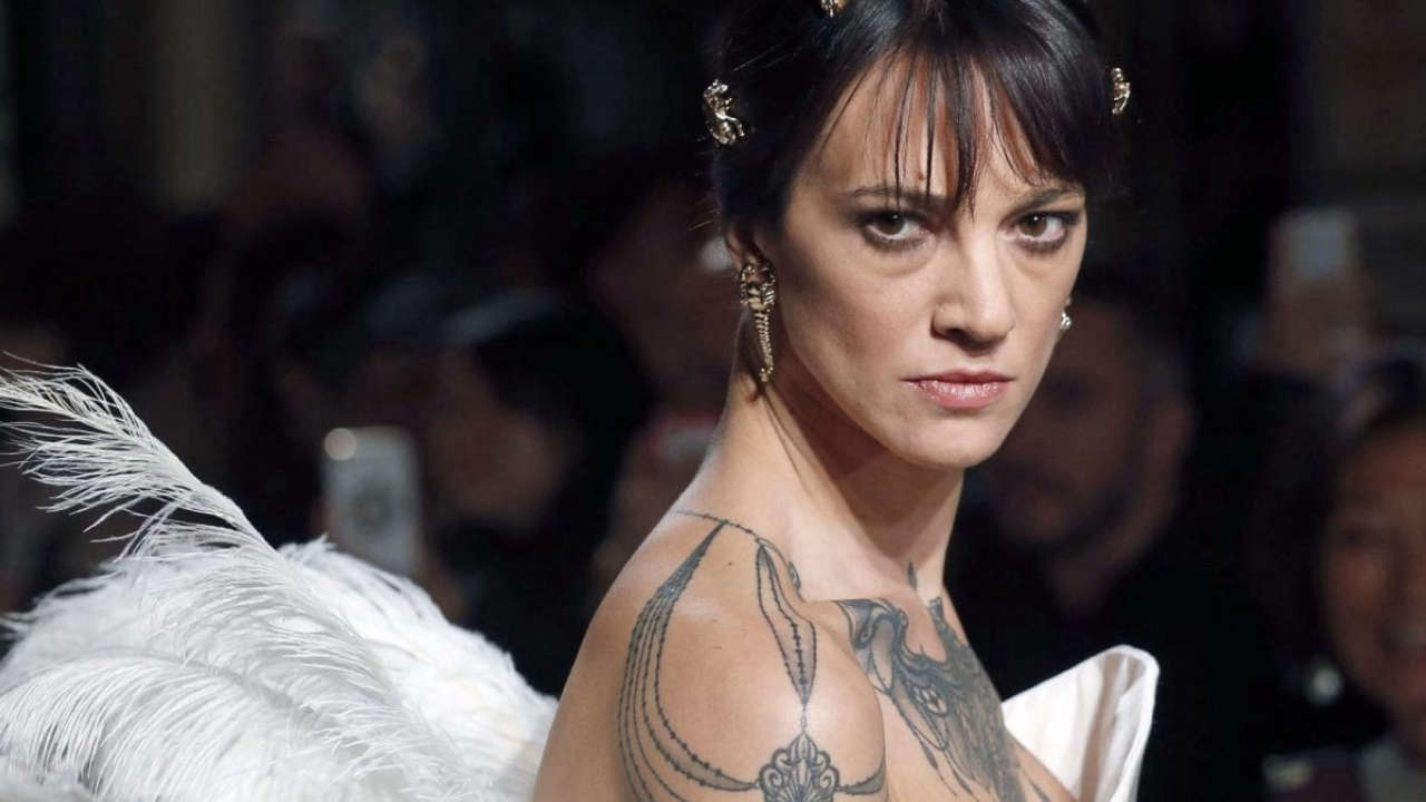 Asia Argento rivela come gli alieni e l’ayahuasca l’abbiano aiutata a superare la gelosia nei confronti del suo ex.