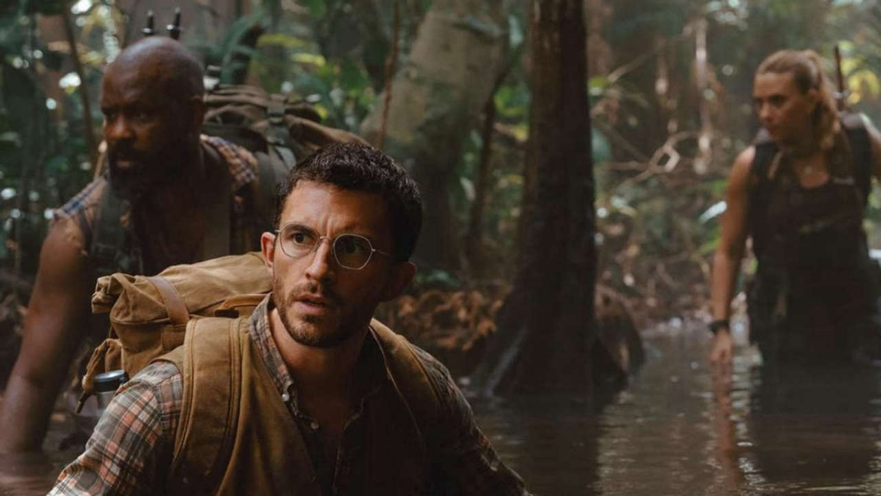 Jurassic World: Rebirth, Scarlett Johansson e Jonathan Bailey in azione nella giungla con le nuove foto.