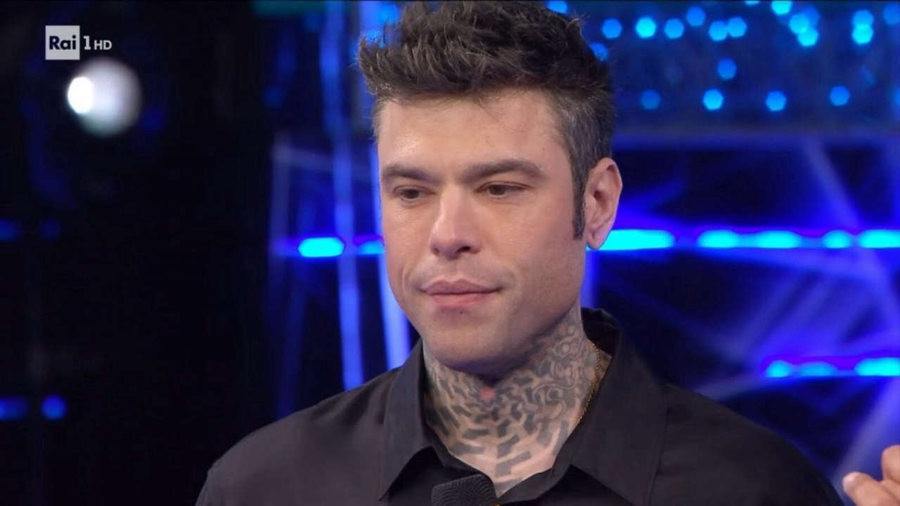 Fedez disorientato a Sarà Sanremo con Carlo Conti che lo accompagna fuori dal palco, i fan esprimono preoccupazione.