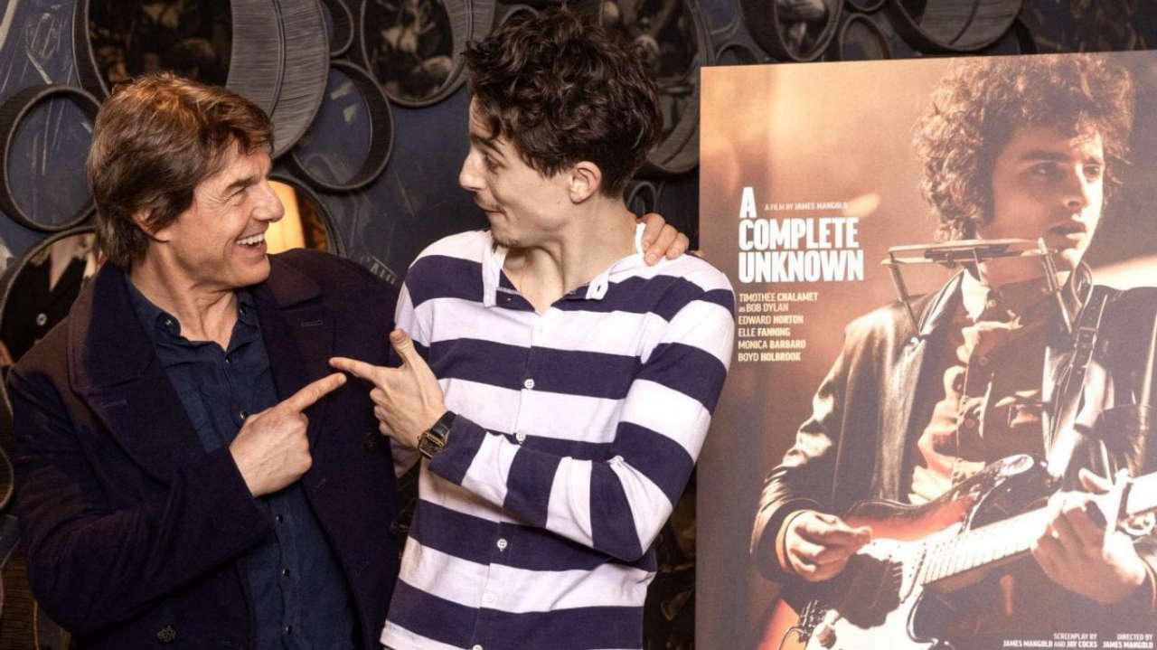 Tom Cruise visita a sorpresa Timothée Chalamet durante una proiezione di A Complete Unknown