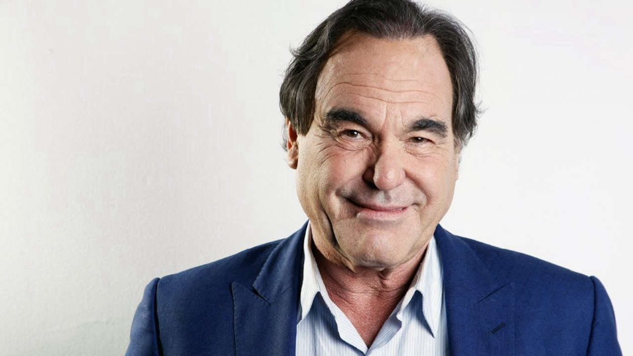 Oliver Stone accusa Hollywood di bandirlo per aver intervistato Putin.