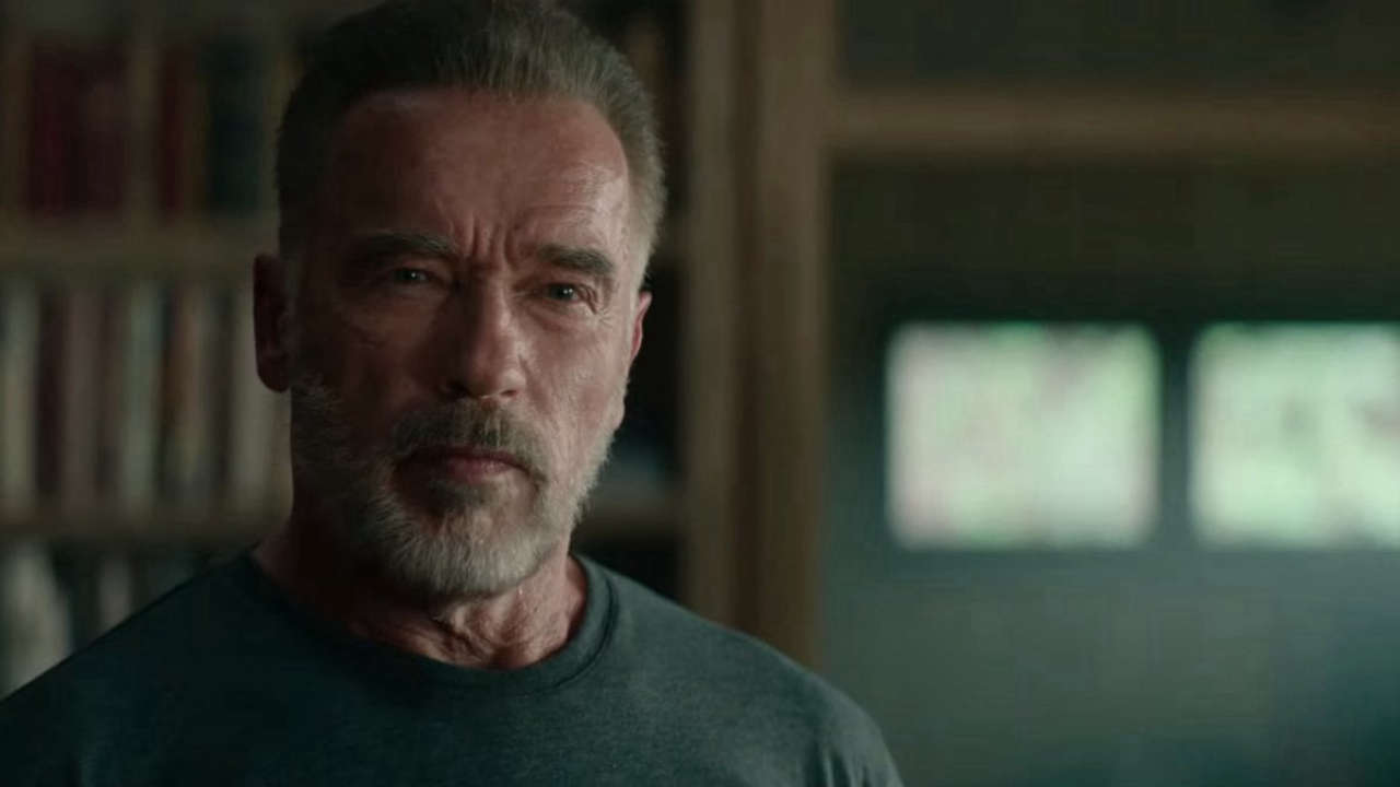 The Man with the Bag: Arnold Schwarzenegger si trasforma in Babbo Natale nelle nuove foto della commedia