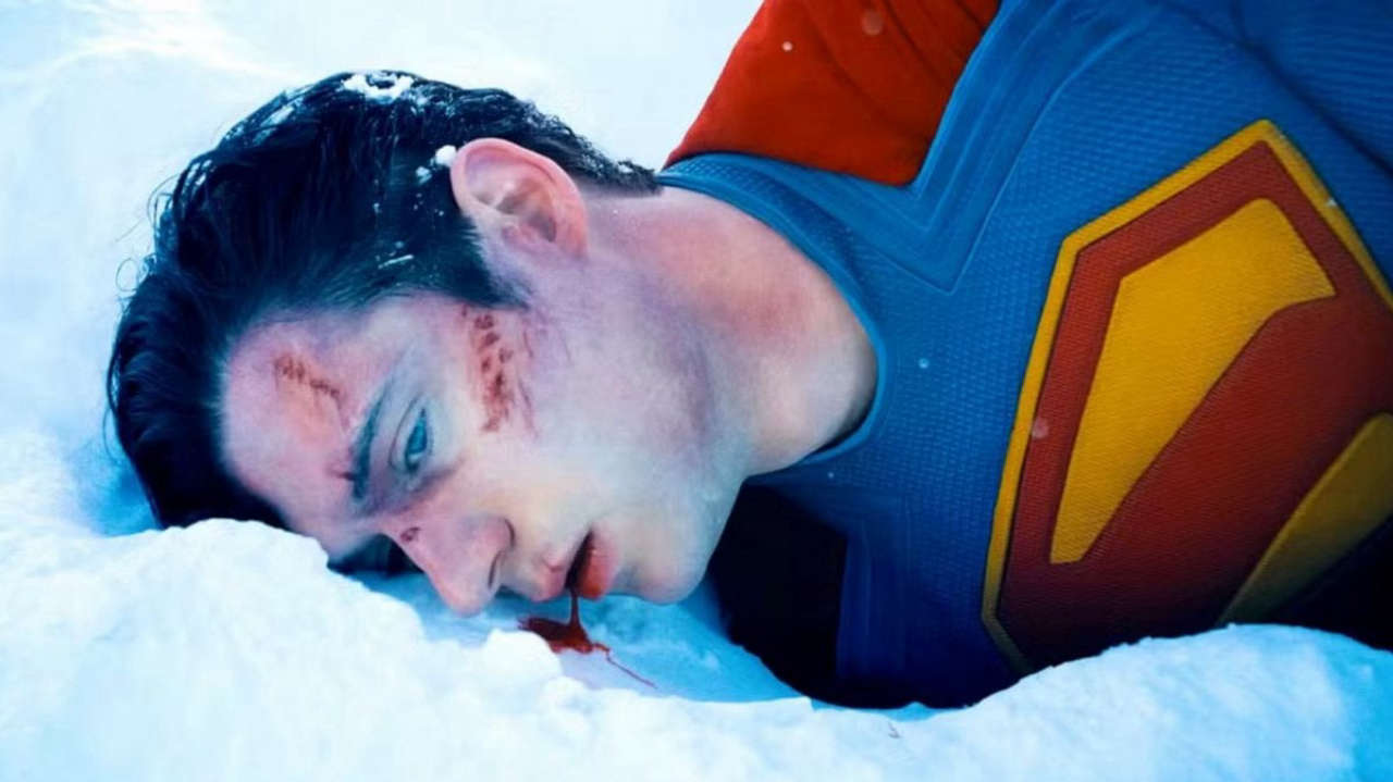 Superman, James Gunn chiarisce il motivo per cui il personaggio sanguina nel trailer, sottolineando che non si tratta di una fantasia di potere fascista.