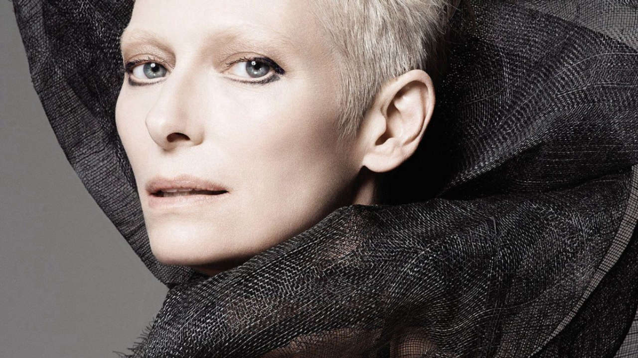 Tilda Swinton riceve l’Orso d’oro alla carriera al Festival di Berlino 2025.