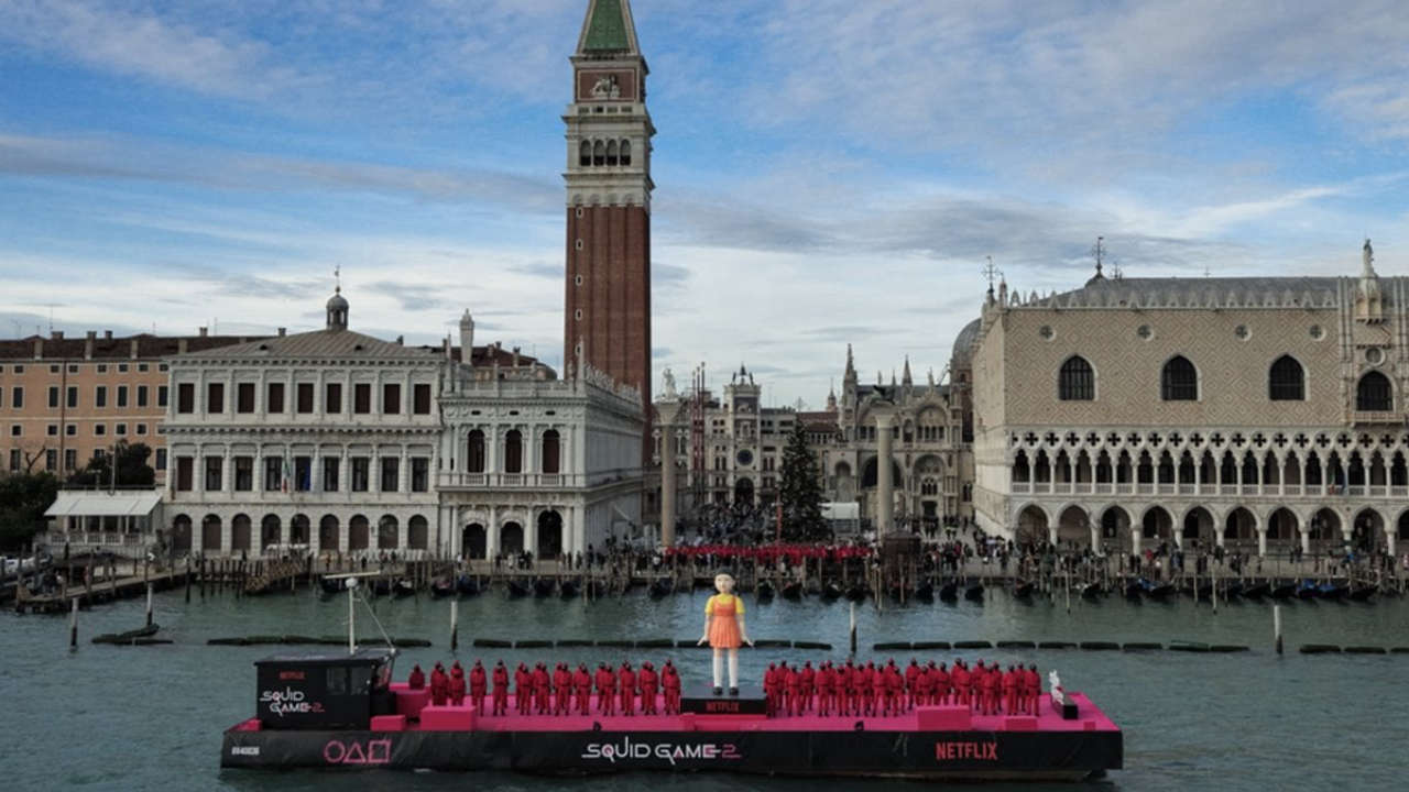 Squid Game 2 arriva a Venezia con la bambola Young-hee e le Pink Guards