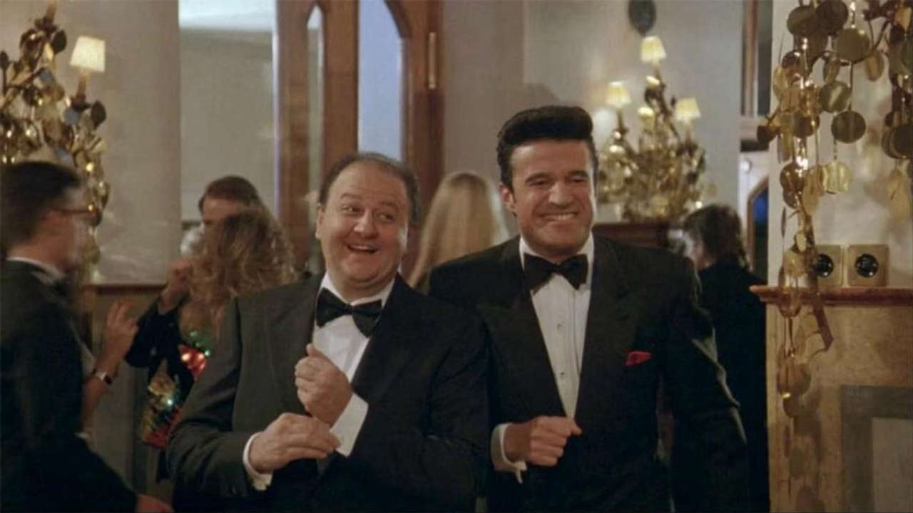 Vacanze di Natale ’90 torna al cinema dal 28 dicembre al 1 gennaio, risvegliando l’effetto nostalgia del cinepanettone.