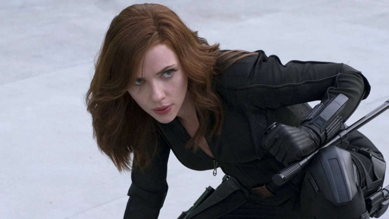 Scarlett Johansson pronta a tornare nei panni di Black Widow: circolano voci su Avengers e una possibile “squadra malvagia” con volti noti.