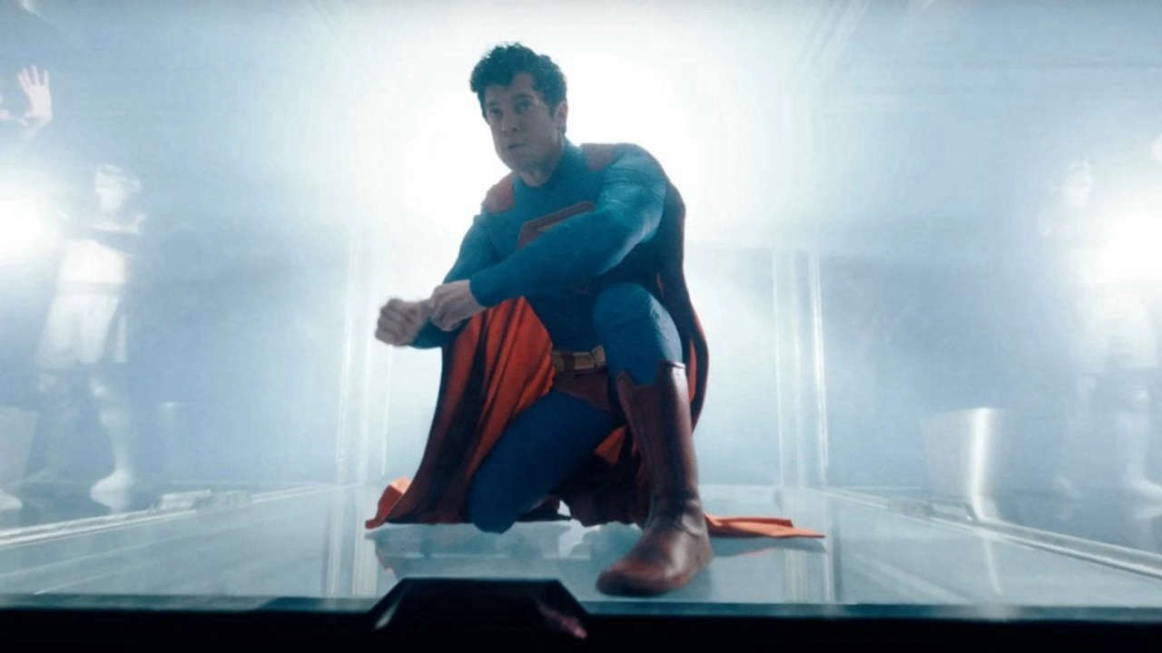 Superman: David Corenswet svela come si è preparato per il suo doppio ruolo di Clark Kent e Uomo d’Acciaio.