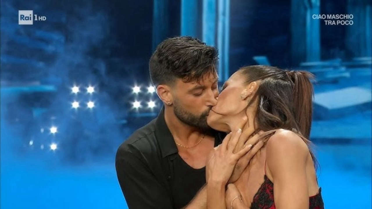 Ballando con le stelle, Bianca Guaccero e Giovanni Pernice mostrano il loro primo tatuaggio di coppia: il significato è evidente.