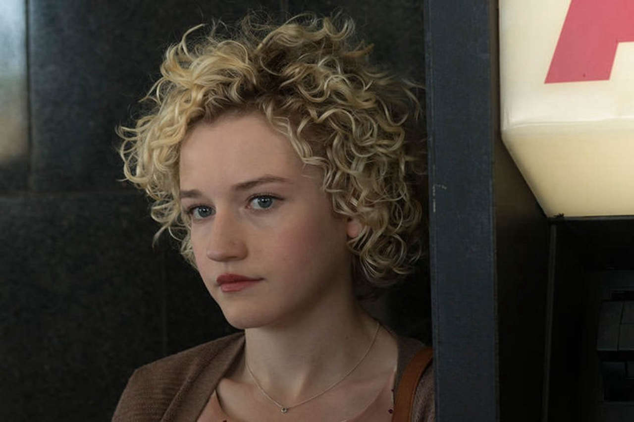 Wolf Man: Julia Garner colpita dalla spaventosa metamorfosi di Christopher Abbott