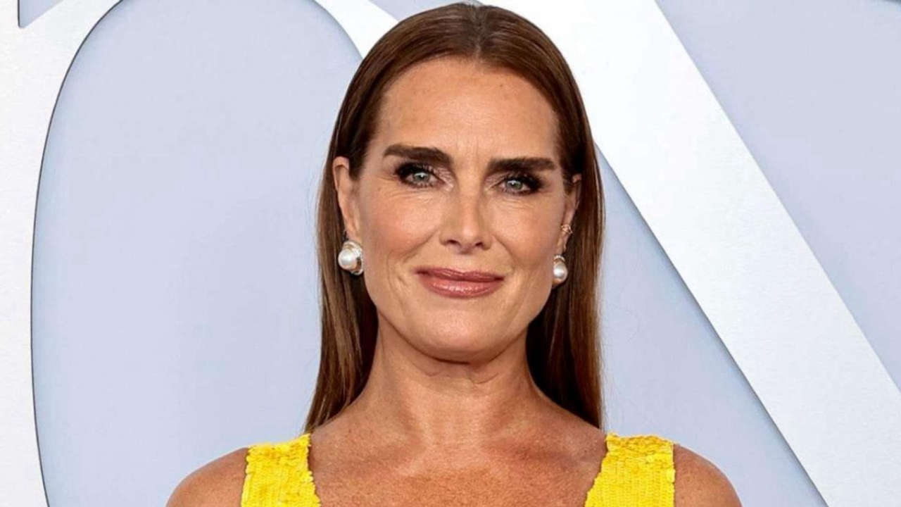 Brooke Shields risponde all’attacco di Tom Cruise sulla depressione postpartum e commenta la sua “posizione curiosa di chi non ha ovaie”.