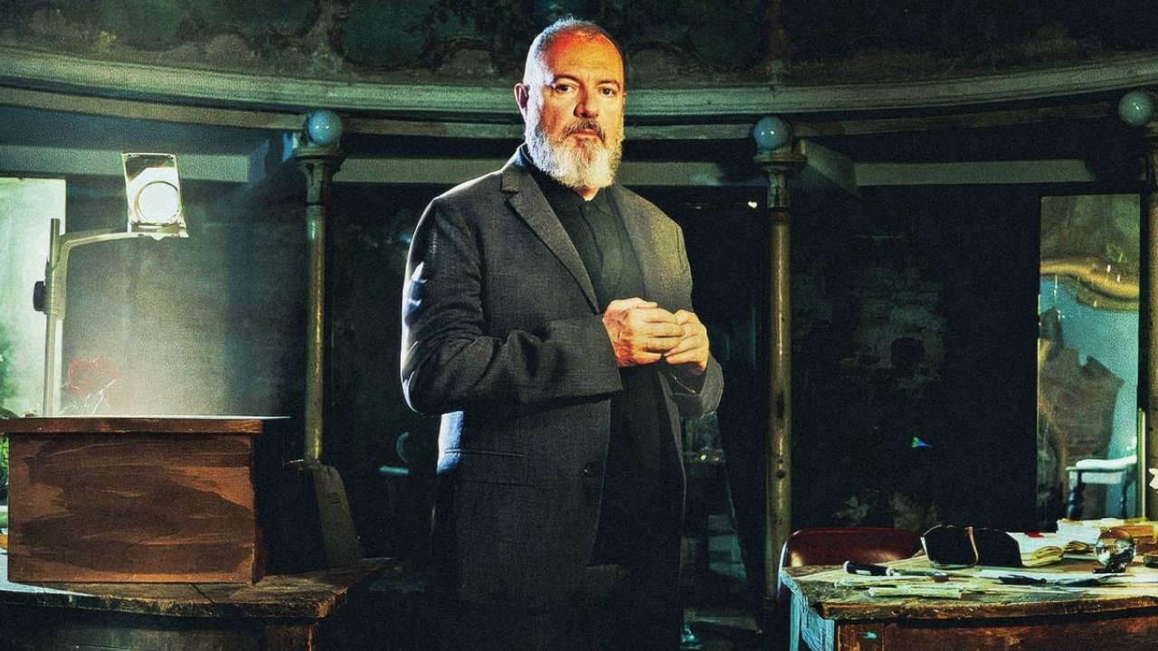 La Nave dei Folli. Recensione della docuserie di Carlo Lucarelli che esplora i confini della ragione.
