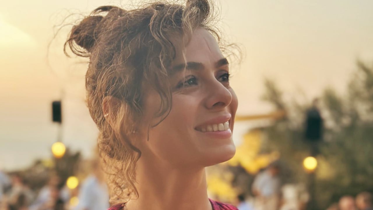 La forza femminile: Scopri chi è Ozge Ozpirincci, l’audace Bahar della soap turca. Un talento che incarna coraggio e determinazione nel suo ruolo.