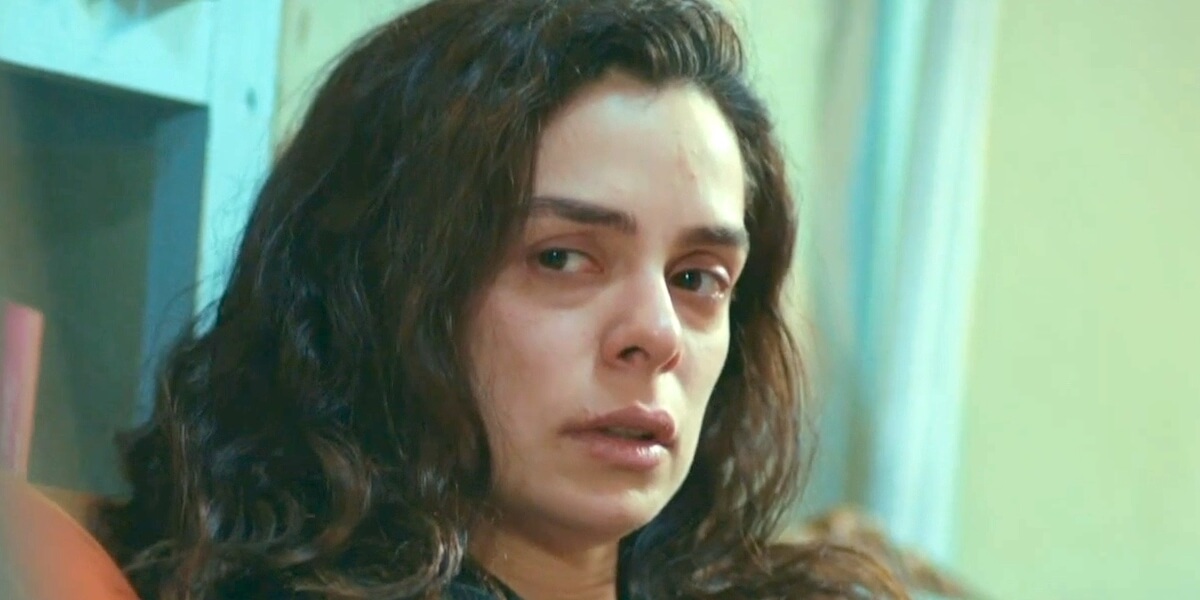La soap La forza di una donna racconta il dramma di Bahar, convinta che Sarp l’abbia infedele, mentre la verità si complica in un intrigo emotivo avvincente.