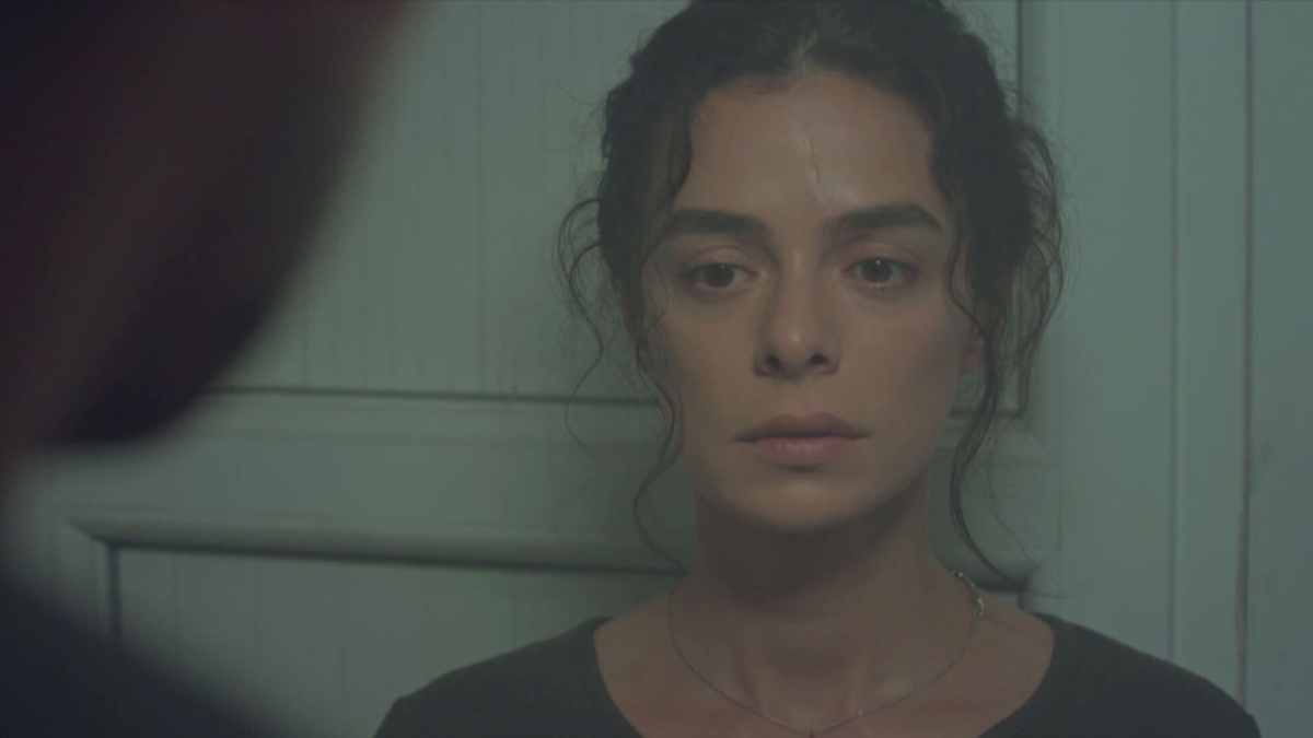 La forza di una donna, trame del 4 luglio: Cesmeli scopre i messaggi sul telefono di Sarp, rivelando segreti inaspettati che cambieranno tutto.