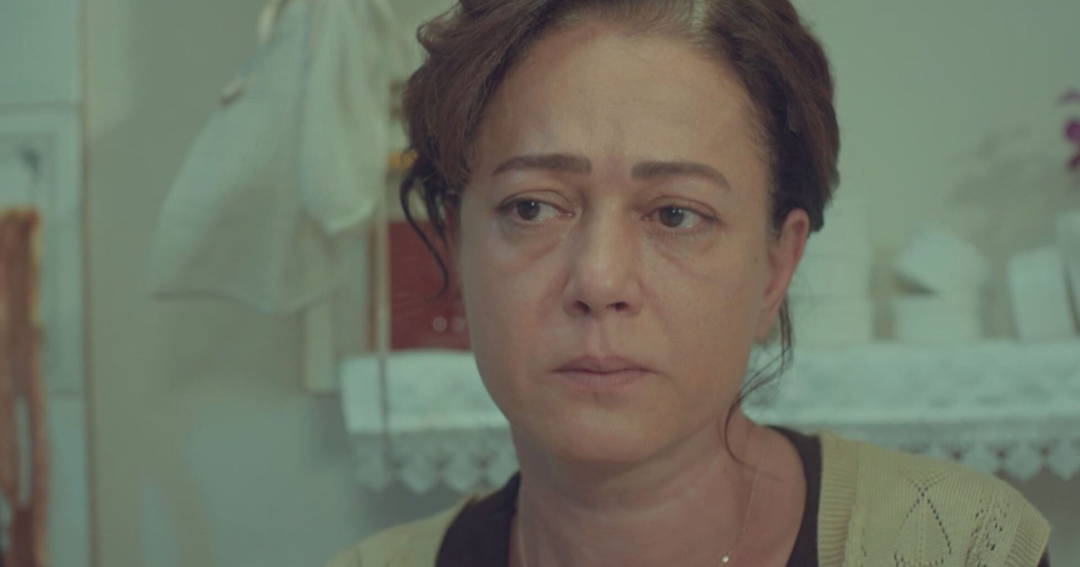 La forza di una donna, episodi al 20 giugno: Hatice si avvicina alla figlia offrendo un dono speciale.