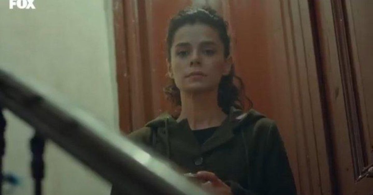La forza di una donna, prima stagione: Bahar è profondamente turbata dai messaggi di Sarp.