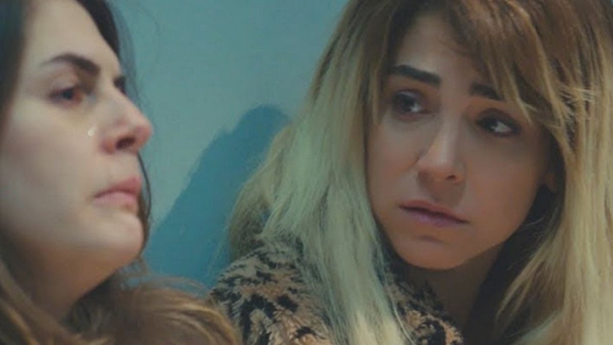 La forza di una donna, novità dalle trame turche: Ceyda e Yeliz finiscono in manette. La situazione si complica per le due protagoniste.