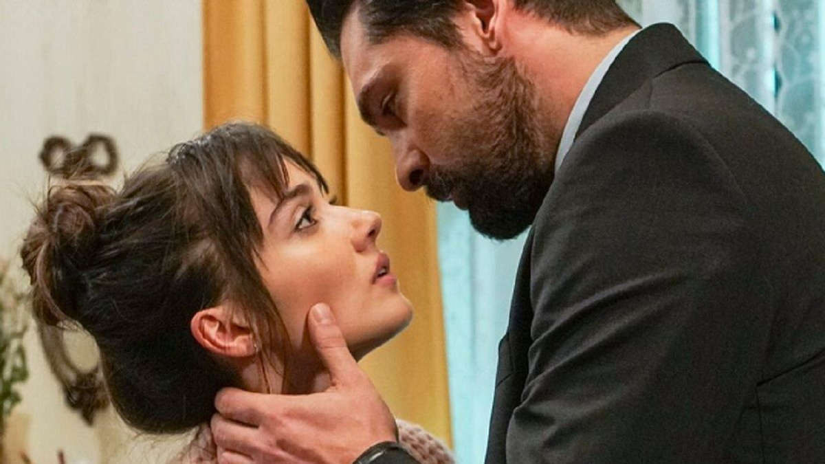 Forbidden fruit, trame turche: il bacio appassionato tra Alihan e Zeynep segna un momento cruciale nella loro storia d’amore.