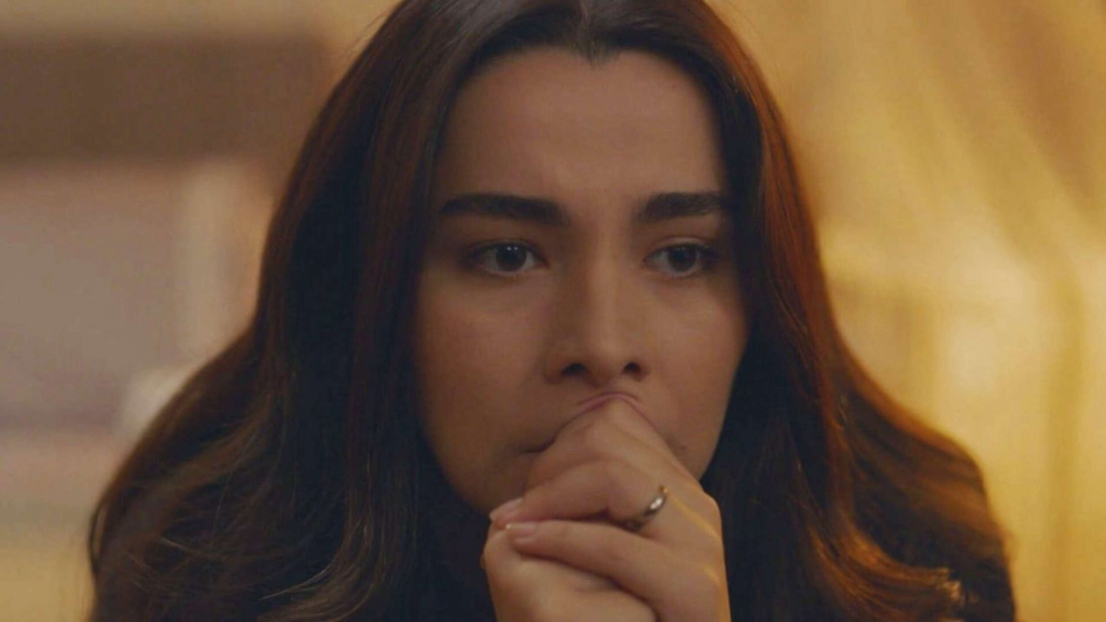 Oznur ruba il cellulare alla moglie di Kahraman in un episodio ricco di tensione e colpi di scena