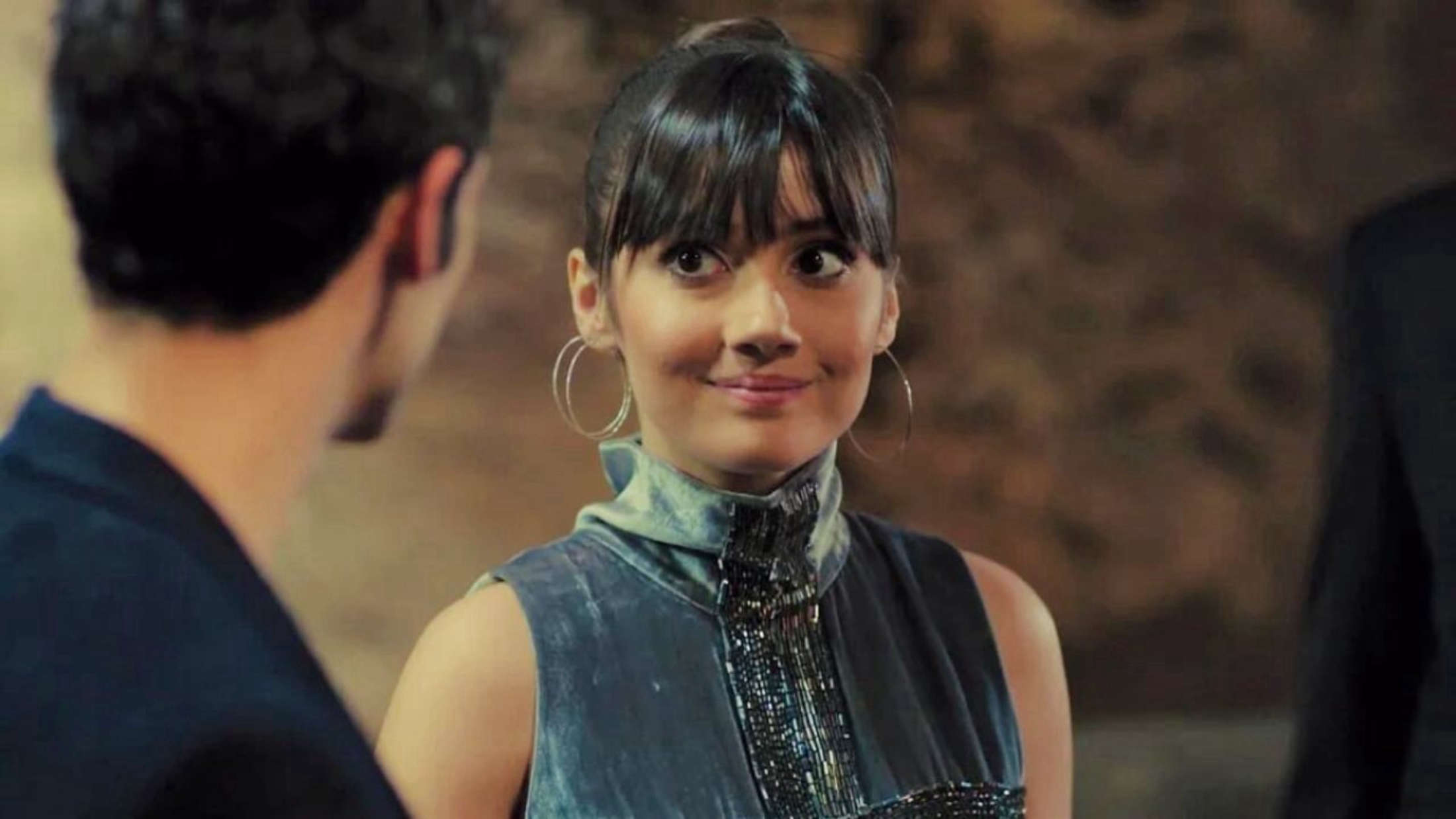 Zeynep, in un gesto inaspettato, chiede a Dundar di unirsi in matrimonio nella serie Forbidden Fruit