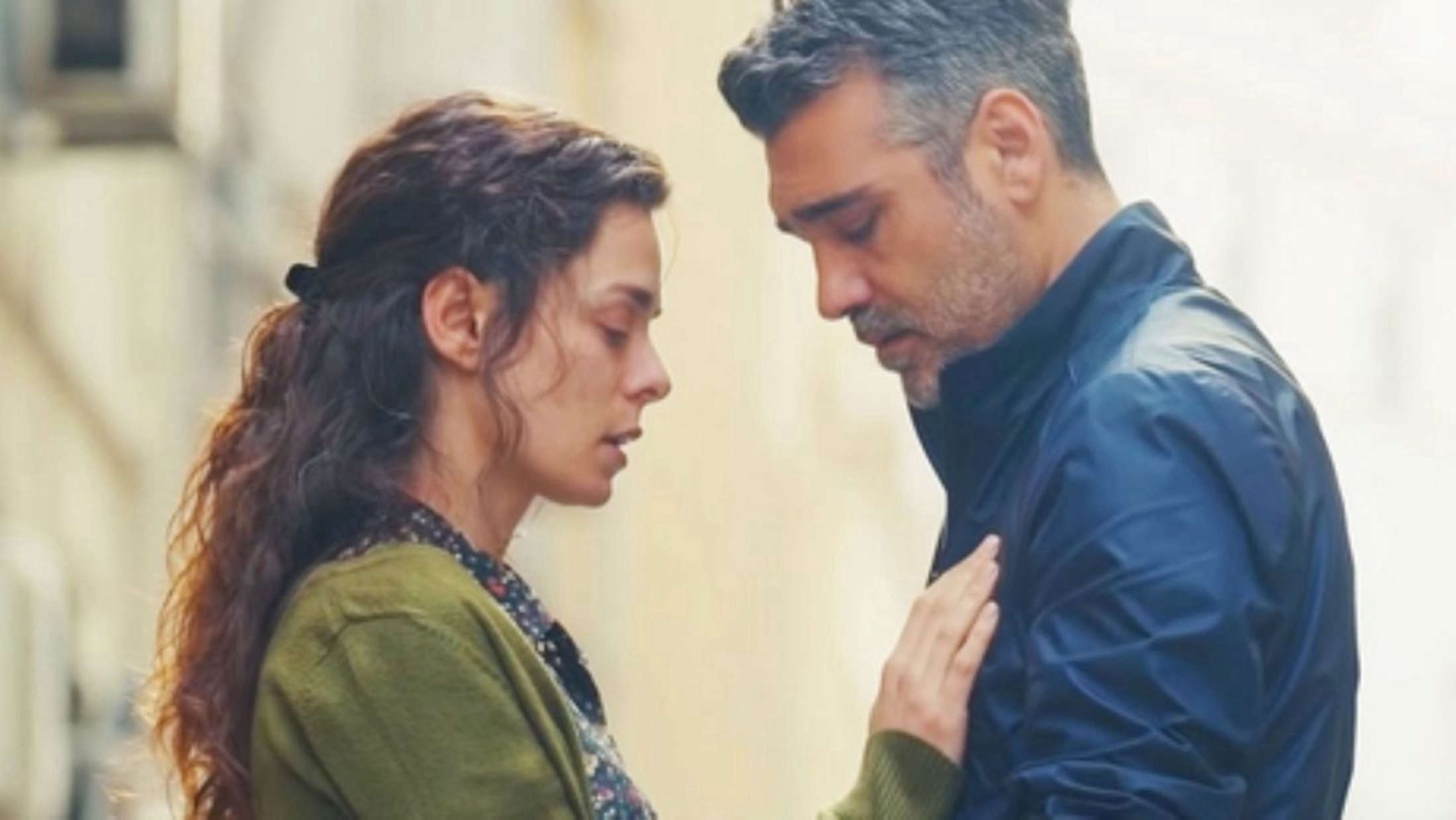 Sarp rivela a Cesmeli di trovarsi in gravi difficoltà economiche e di non avere più un soldo